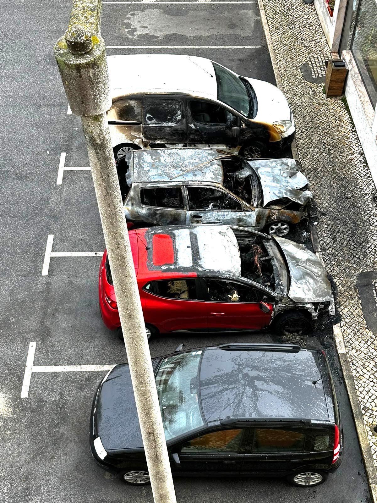 FOGO Atinge Quatro Carros Na Rebelva PJ Investiga Cascais24Horas