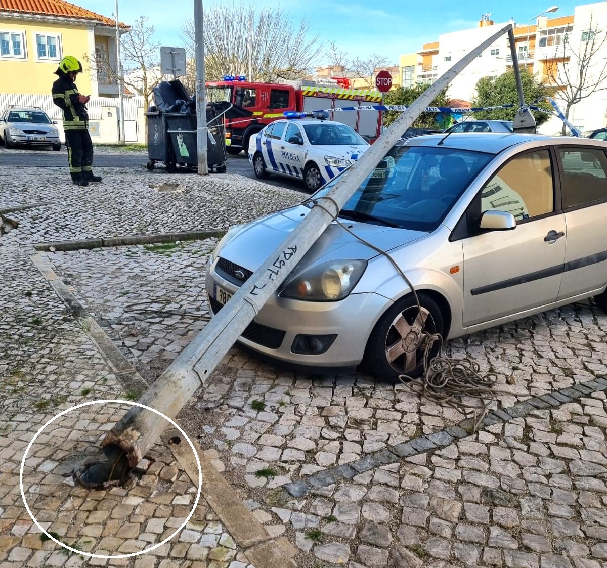 POSTES de iluminação pública com bases ferrugentas caem sobre veículos em Matos Cheirinhos