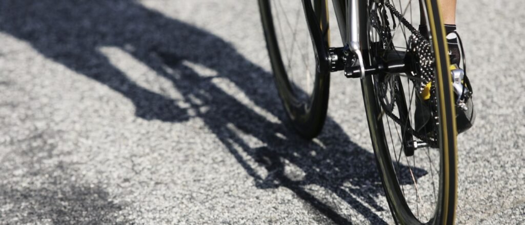 MULHER em estado grave ao cair com bicicleta de altura de 6 metros nas rochas em Carcavelos