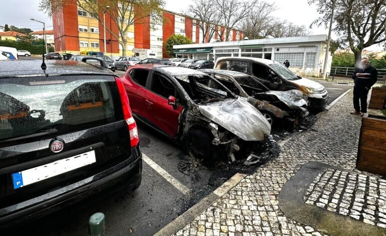 FOGO atinge quatro carros na Rebelva. PJ investiga