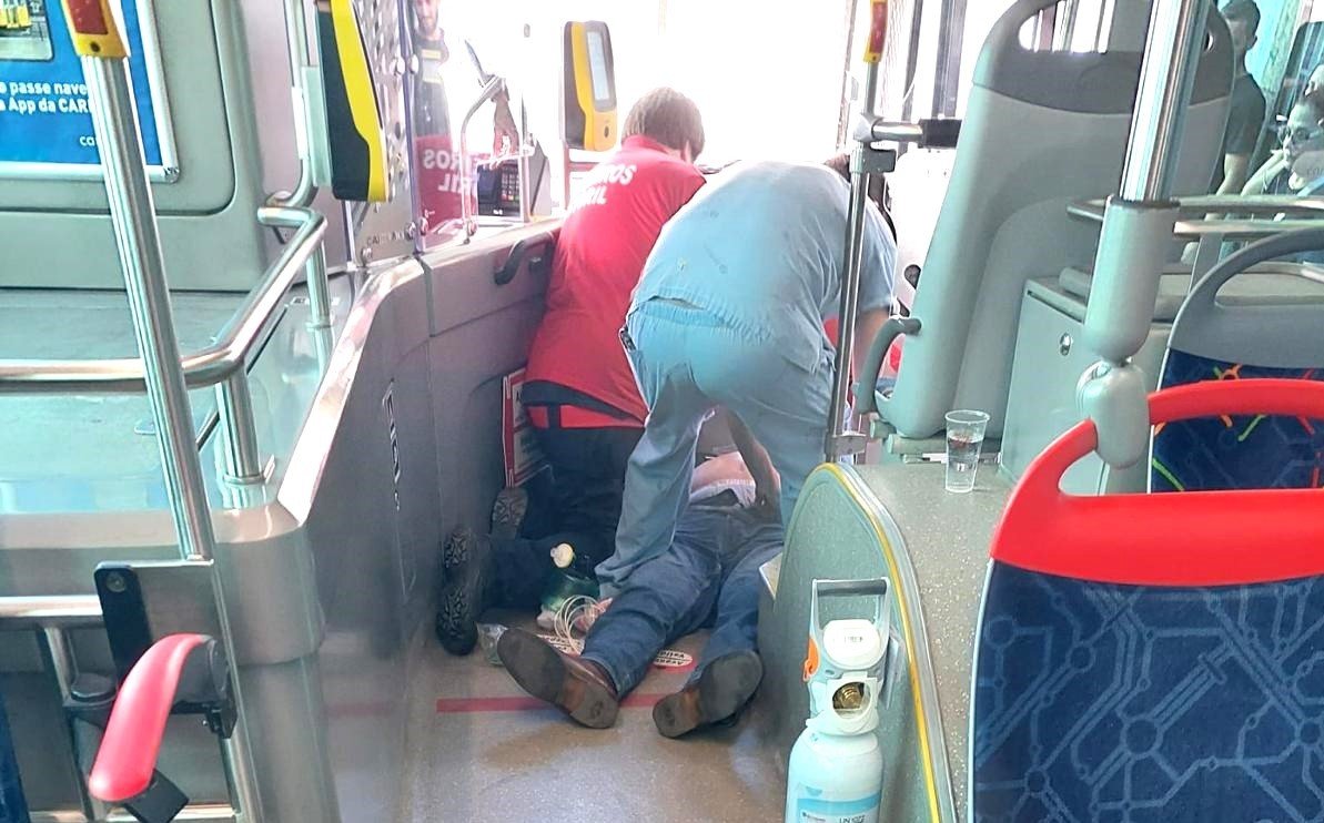 BOMBEIROS do Estoril salvam idoso em paragem cardiorrespiratória dentro de autocarro em Lisboa