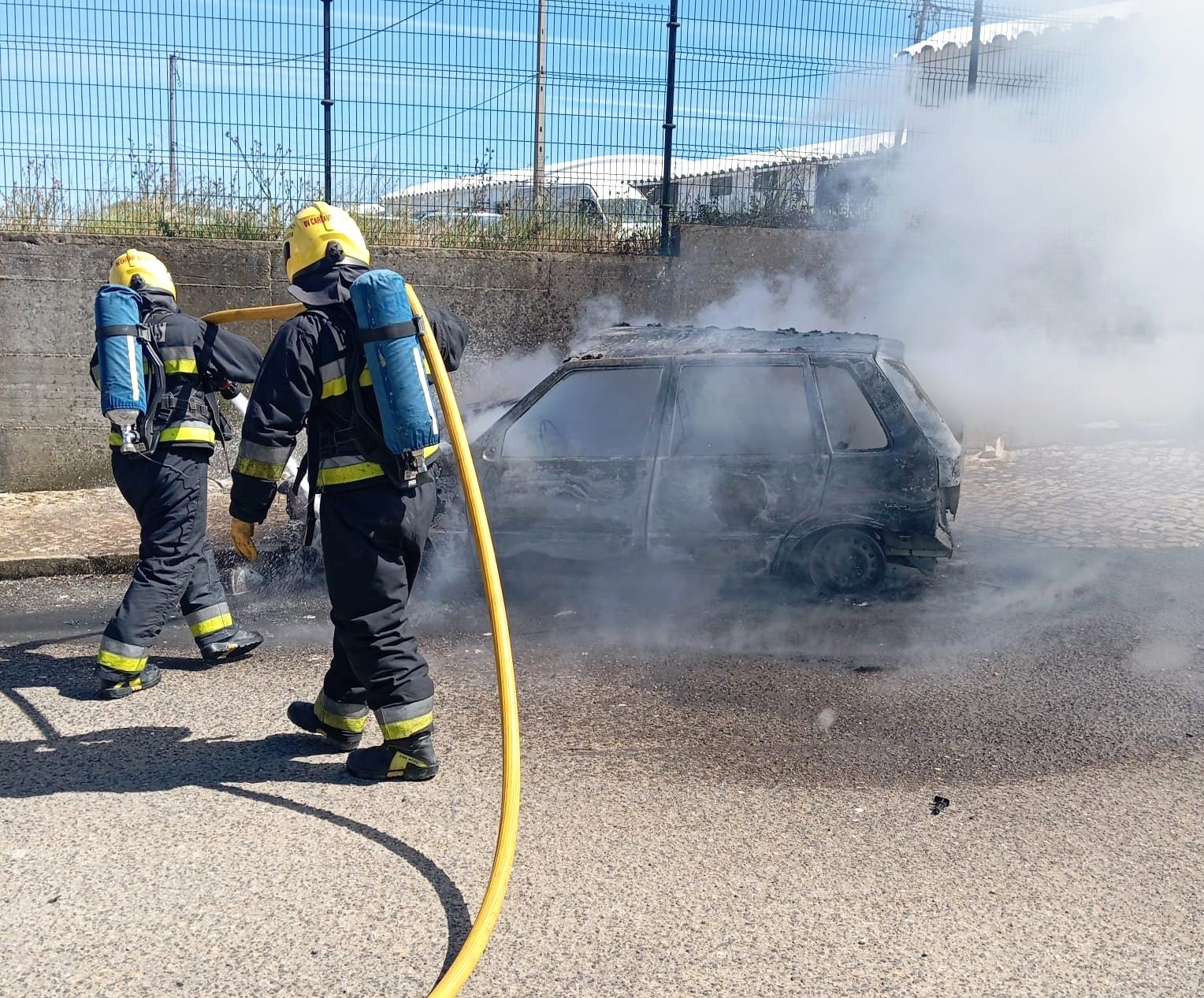 CARRO arde completamente em Polima