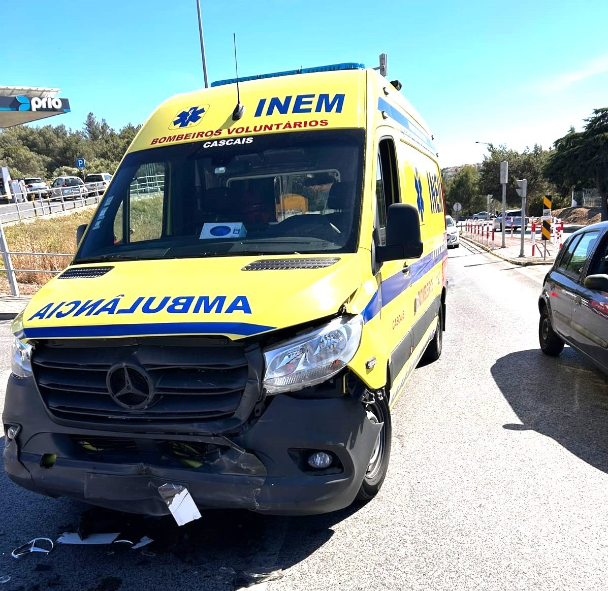 AMBULÂNCIA do INEM dos Bombeiros de Cascais de “baixa” após colisão na 3ª Circular