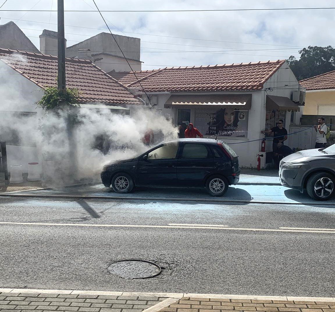 POPULARES apagam fogo em carro com extintores e água e impedem males maiores c/vídeo