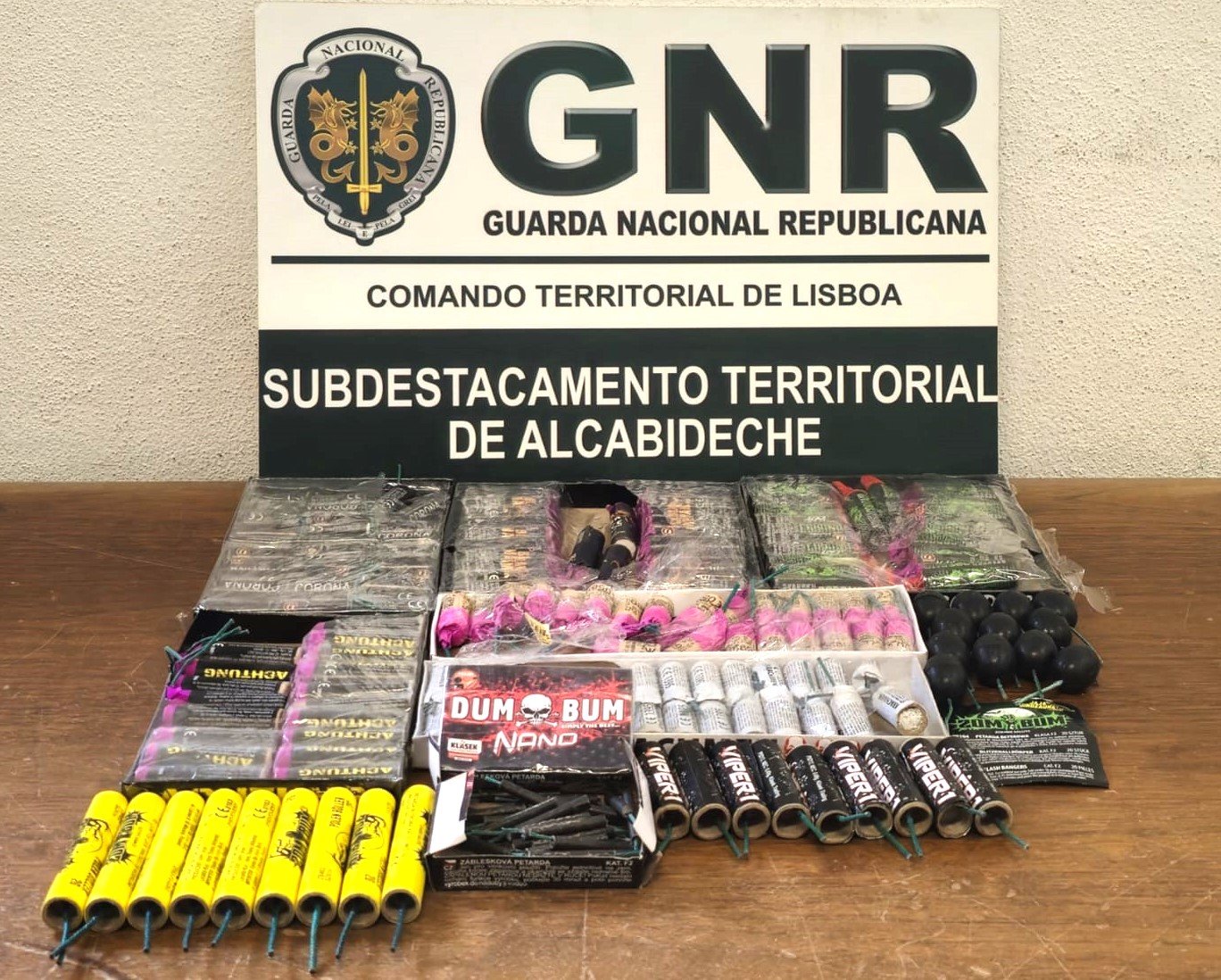 GNR identifica grupo de menores que lançou pânico no estacionamento do Shopping com rebentamento de petardos