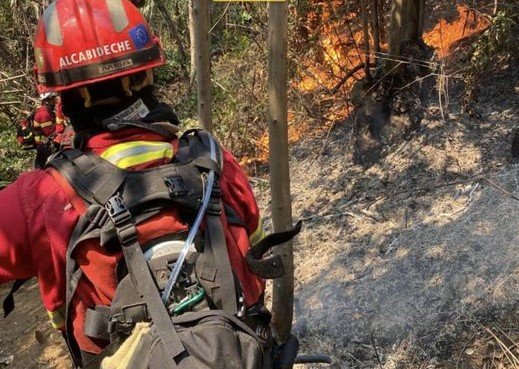 VENTO dificulta combate a fogo de grandes proporções na região de Alcabideche