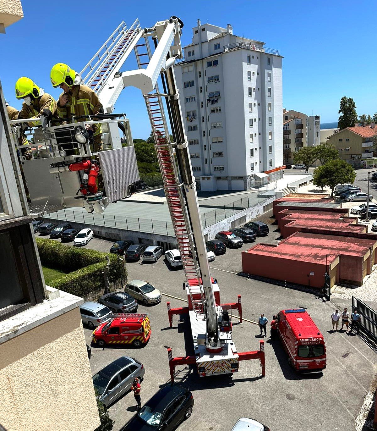 BOMBEIROS do Estoril encontram idoso que estaria morto há cinco dias em casa