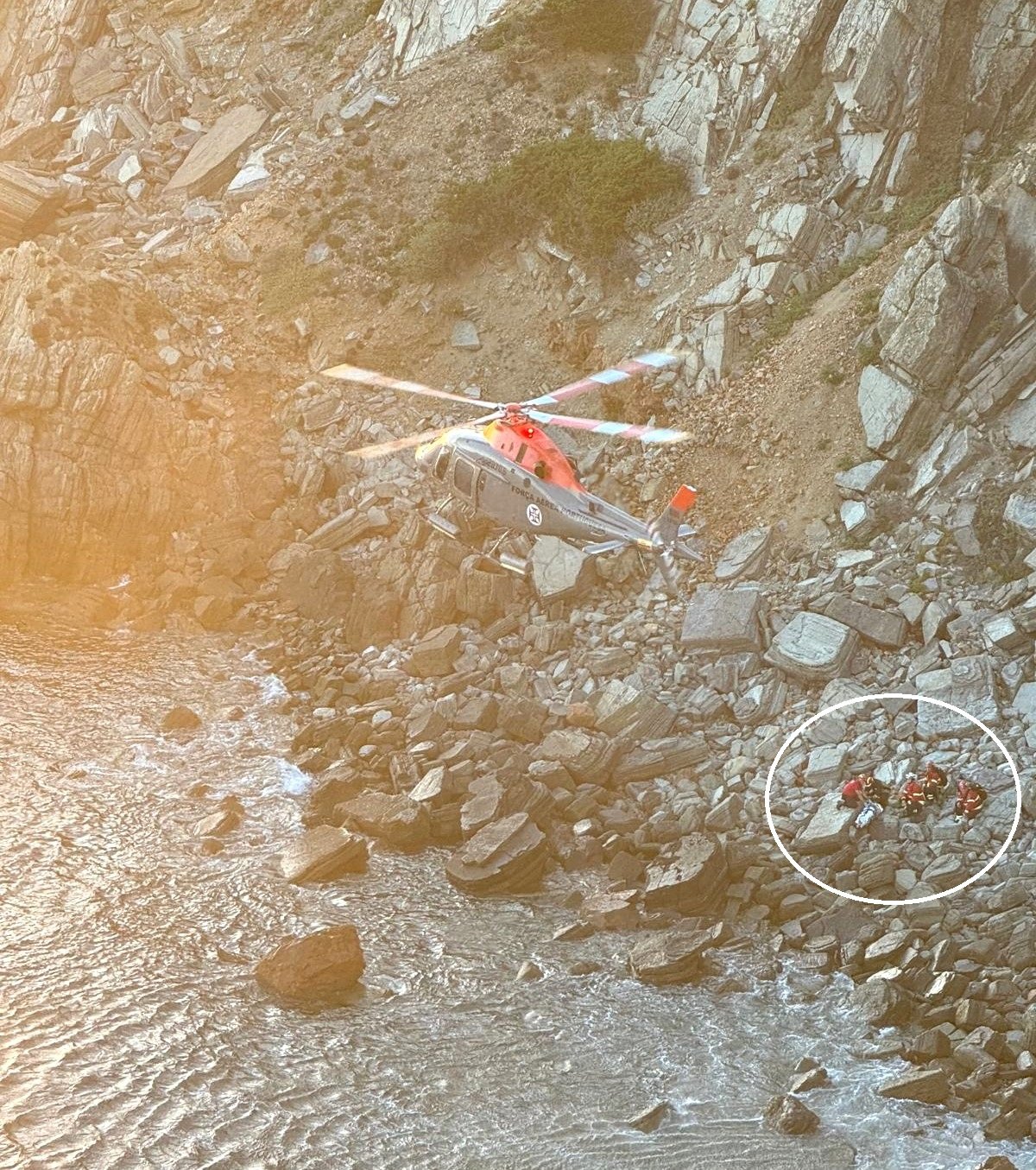 RESGATE de pescador lúdico que caiu na praia da Grota durou 4 horas