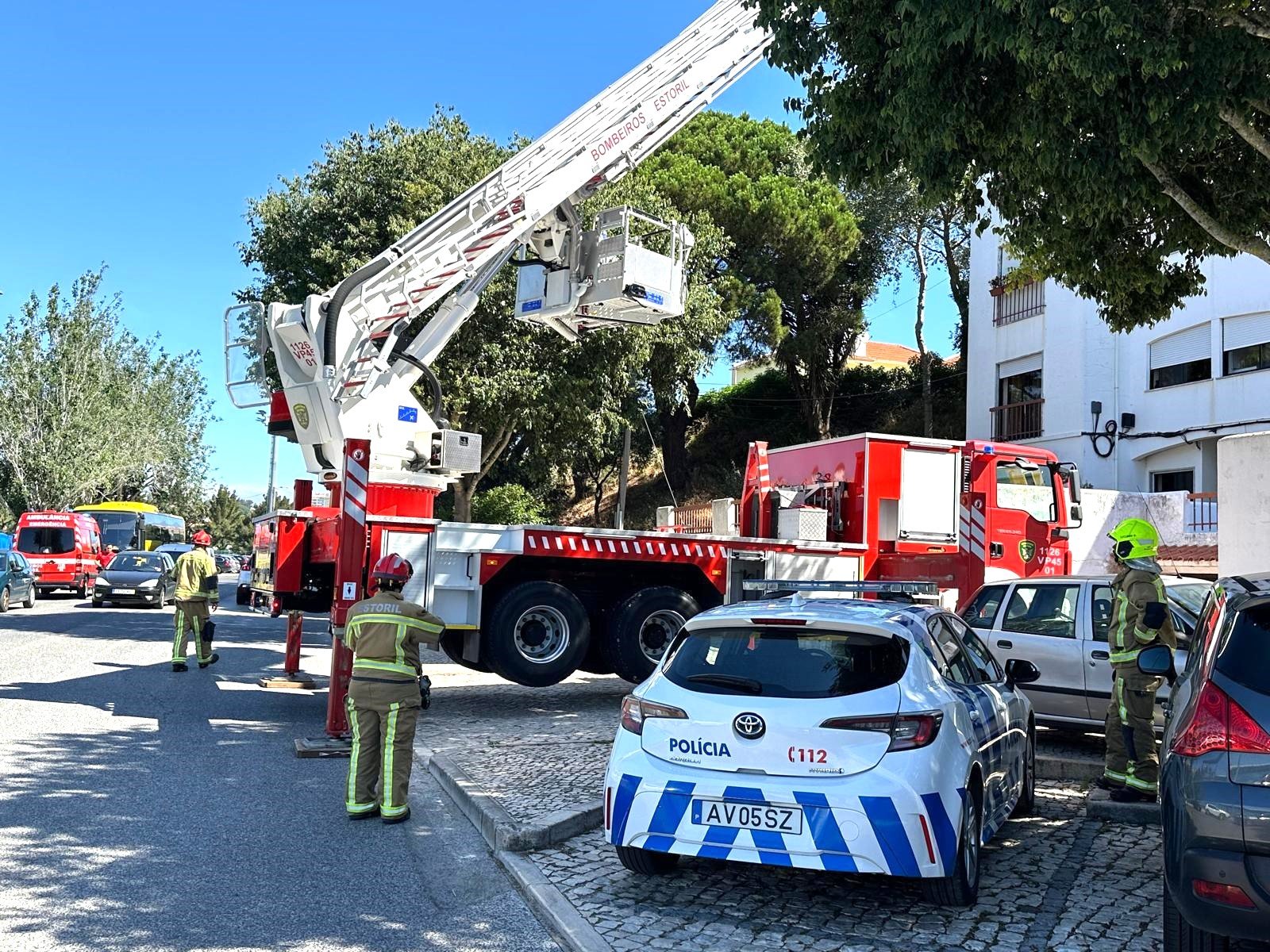 BOMBEIROS do Estoril resgatam idoso barricado em casa