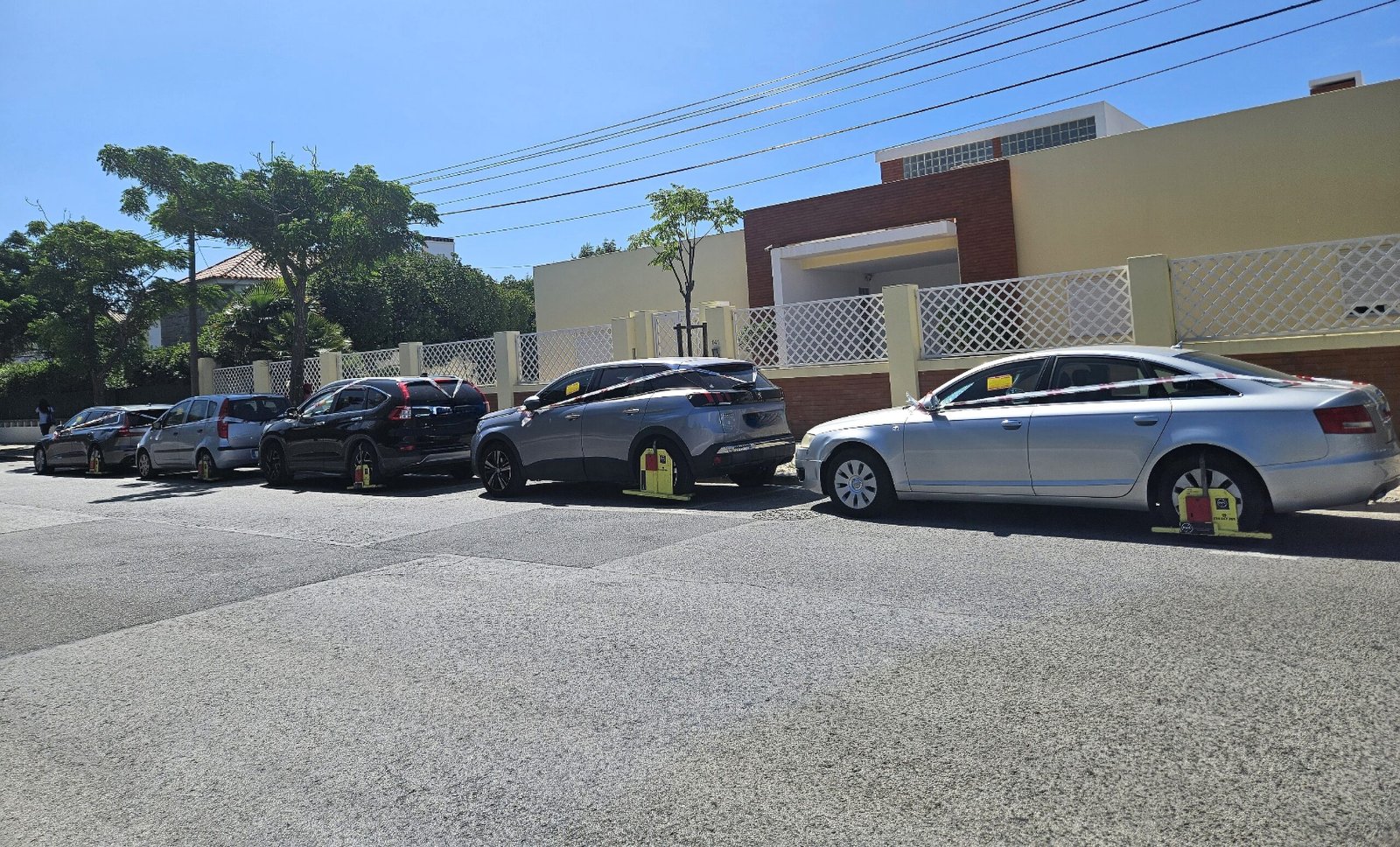 ESTACIONARAM em espaço sinalizado para autocarros e acabaram bloqueados