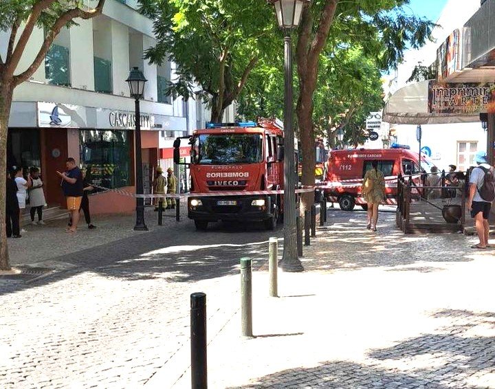 SOBRECARGA em quadro elétrico levou Bombeiros a hotel no centro de Cascais