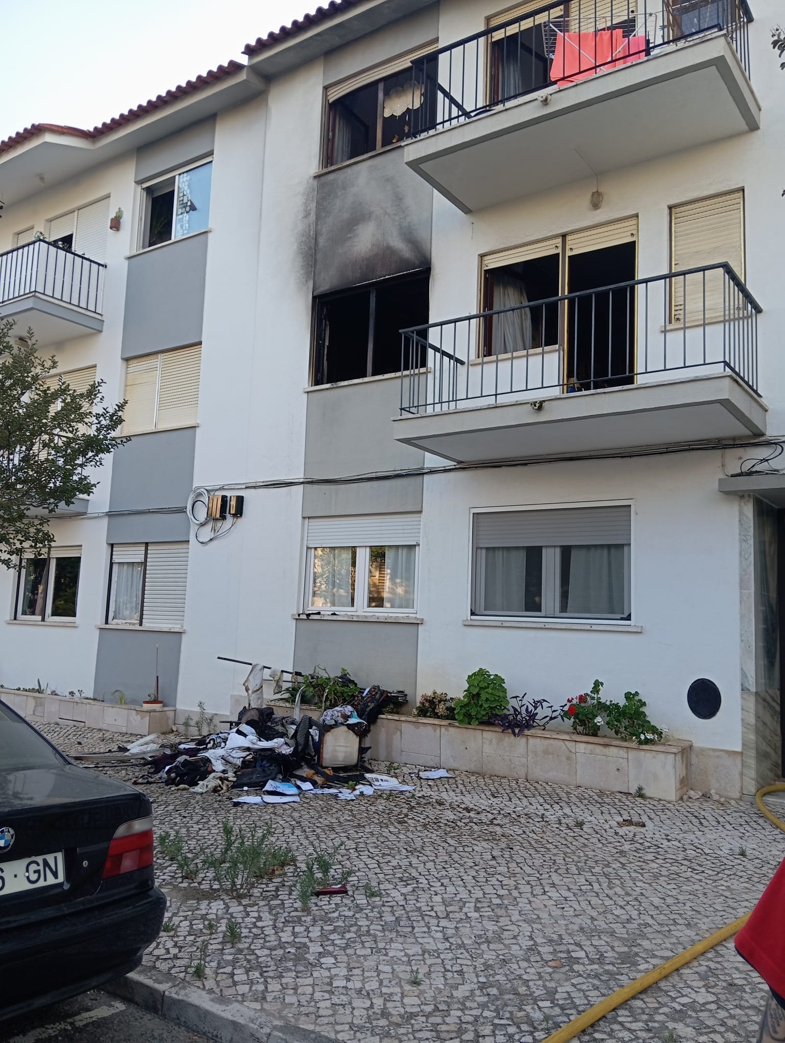 FOGO em Carcavelos deixa apartamento inabitável e casal desalojado