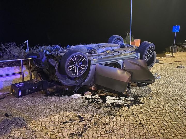 CONDUTOR morre em despiste e família entra em desespero aos gritos frente à sede da Polícia de Cascais C/ VÍDEO