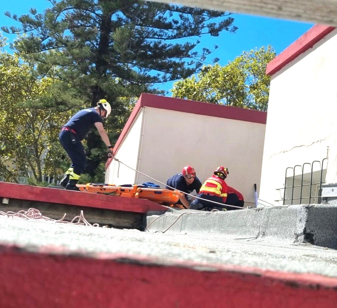 BOMBEIROS resgatam em maca cesto idoso que caiu de telhado de ginásio