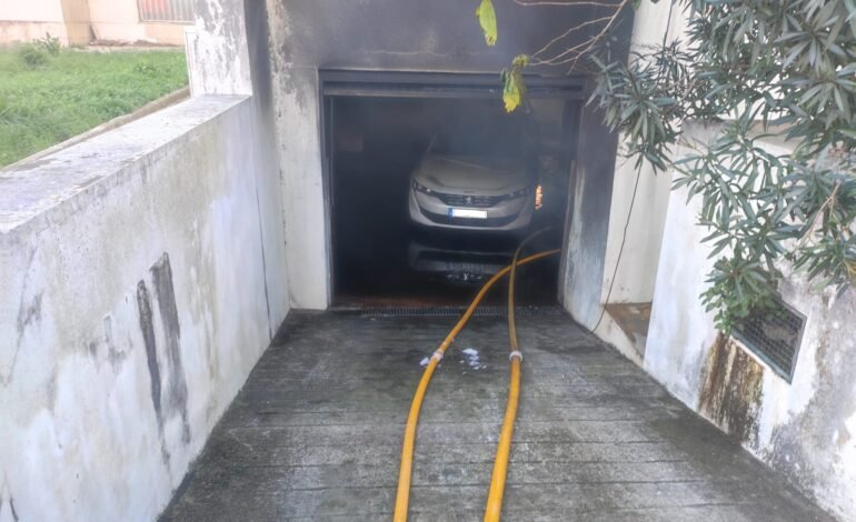 FOGO em garagem de edifício destrói 23 veículos