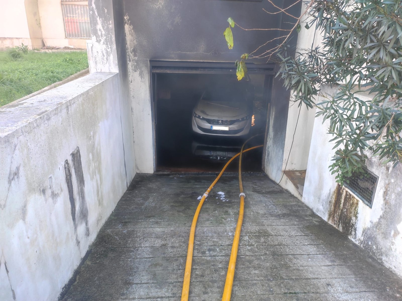 FOGO em garagem de edifício destrói 23 veículos