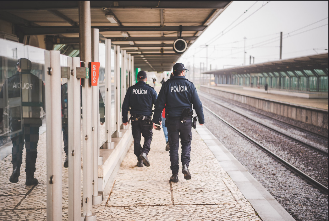MENOR de 14 anos apanhado na estação com faca de cozinha