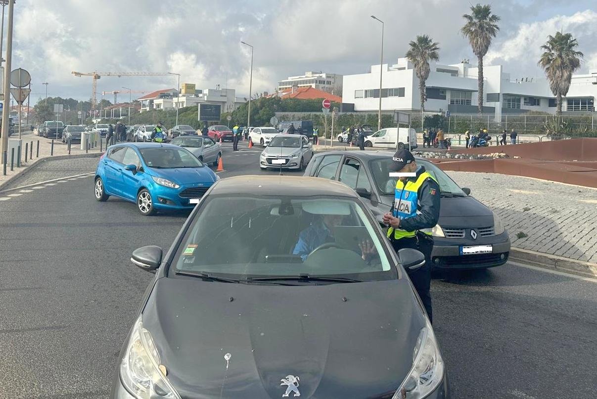 OPERAÇÃO da PSP de Cascais na Marginal fiscalizou 140 veículos, confiscou dois e apanhou dois condutores com álcool