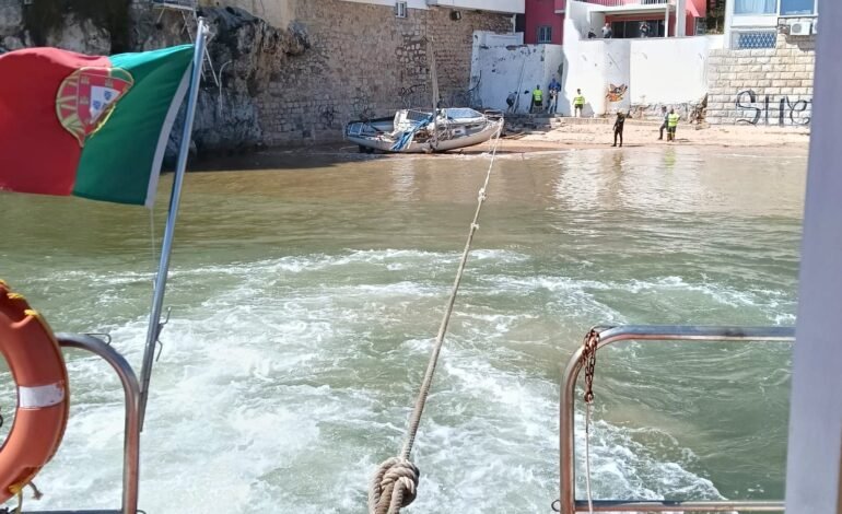 AUTORIDADE Marítima removeu veleiro belga encalhado na praia da Rainha