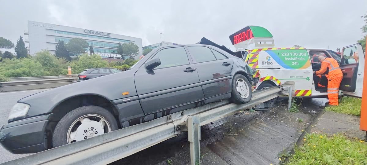 DOIS FERIDOS em colisão de ligeiro com carrinha da Brisa que sinalizava acidente na A5