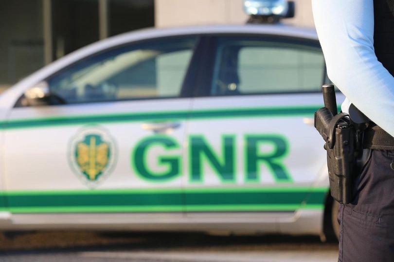 GNR procura identificar suspeito de atacar com ácido operário brasileiro na Cruz Vermelha