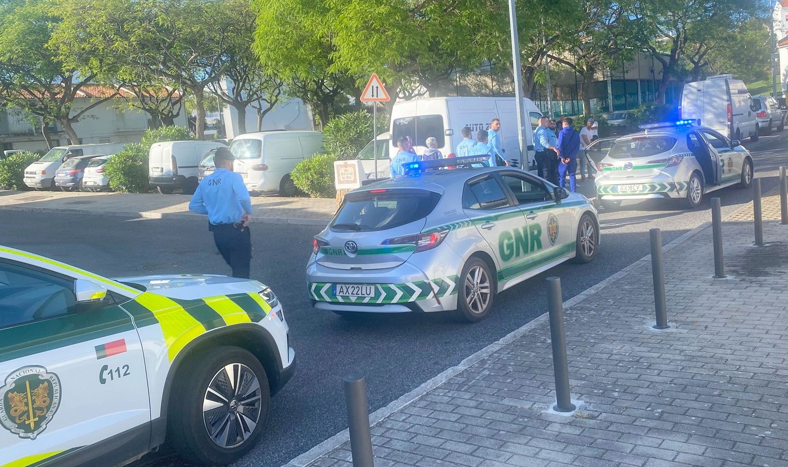 CONFRONTO luso-brasileiro obrigou a ação musculada da GNR em bairro de Alvide