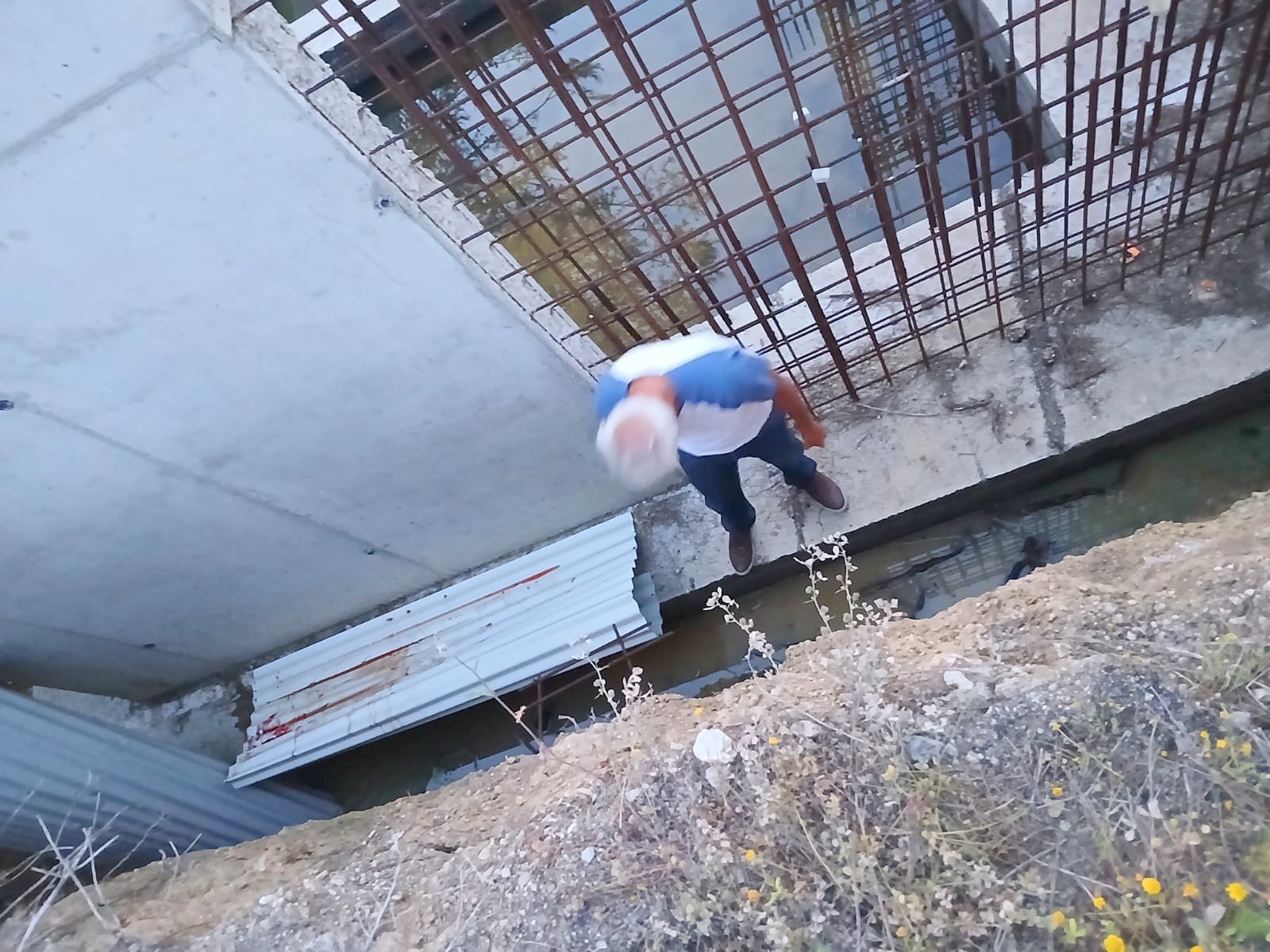 CHAPA de vedação de obra privada cedeu e homem sofreu vários traumatismos. Câmara vai notificar responsável para repor segurança
