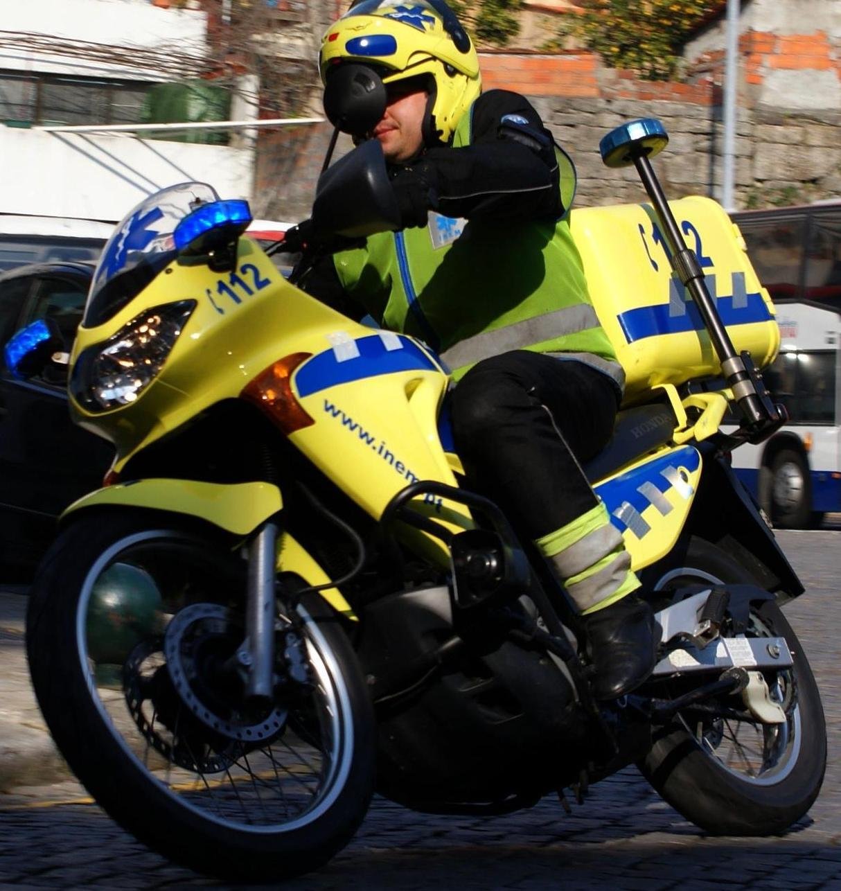 SOCORRISTA da moto do INEM ferido em acidente a caminho de colisão com dois outros feridos