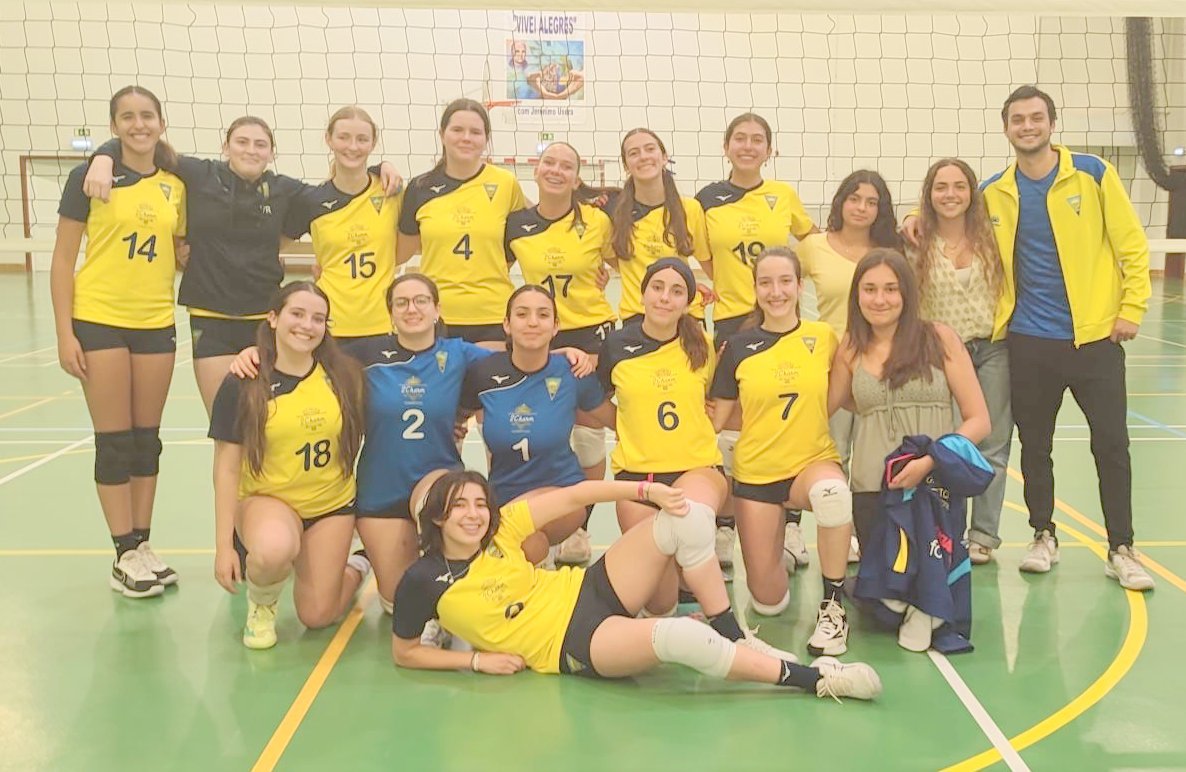 VOLEIBOL feminino do Estoril continua imparável