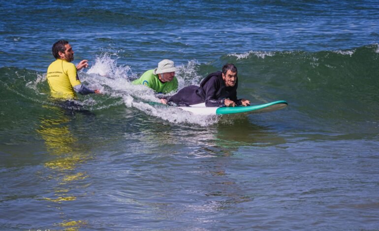 SURF ADAPTADO. Criaram-se sorrisos em Carcavelos com “Paulinho” a realizar um sonho