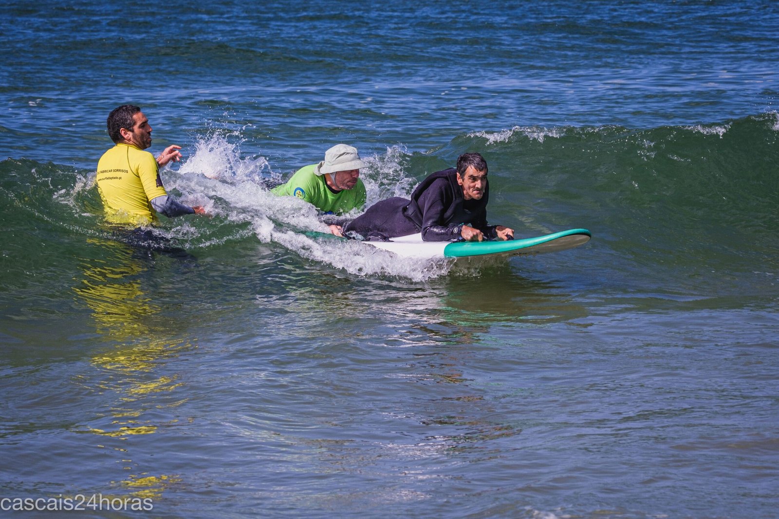SURF ADAPTADO. Criaram-se sorrisos em Carcavelos com “Paulinho” a realizar um sonho