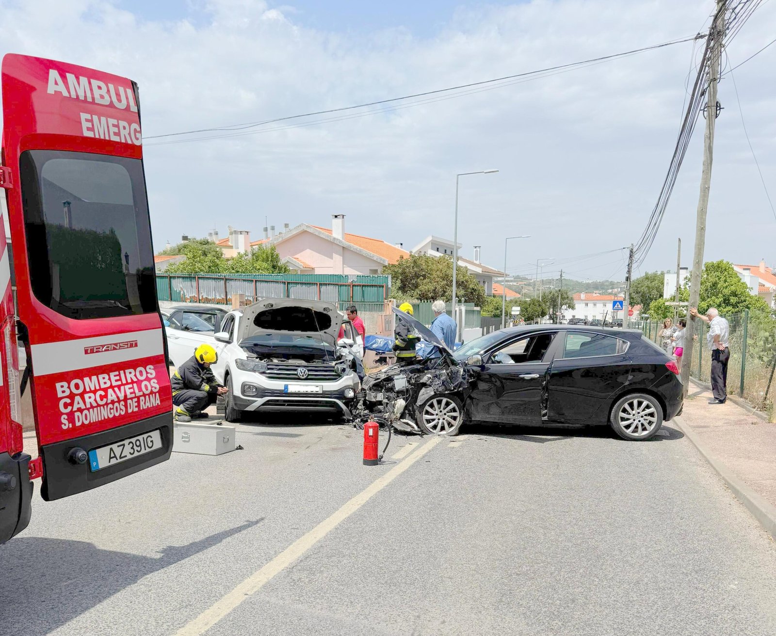 CINCO feridos entre os quais menina de 4 anos em colisão frontal em Conceição de Abóboda