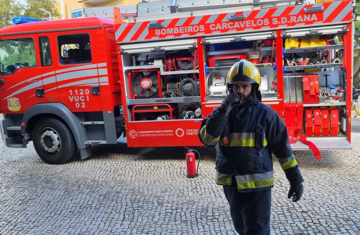 FOGO consome veículo estacionado em parque de hipermercado