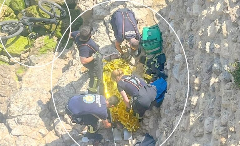 BOMBEIROS de Parede resgatam em 25 minutos ciclista que caiu em arriba e ficou ferido com gravidade / C/Vídeos