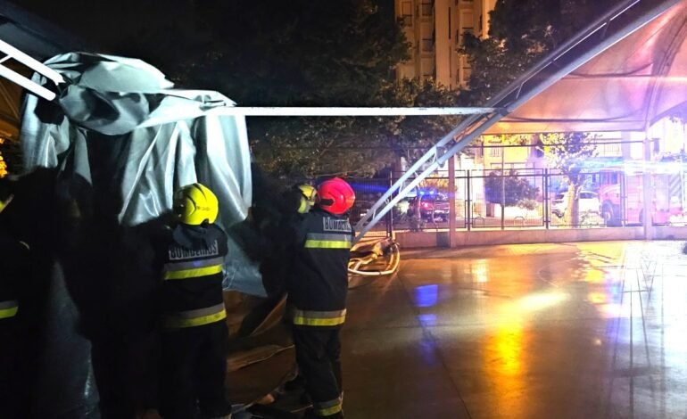VENTO derruba cobertura de recinto desportivo de escola básica em Carcavelos