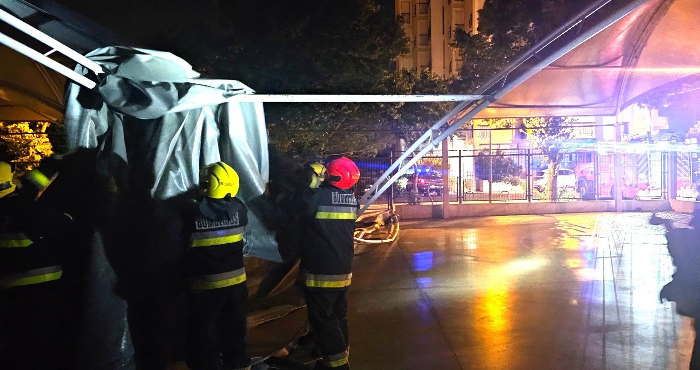 VENTO derruba cobertura de recinto desportivo de escola básica em Carcavelos