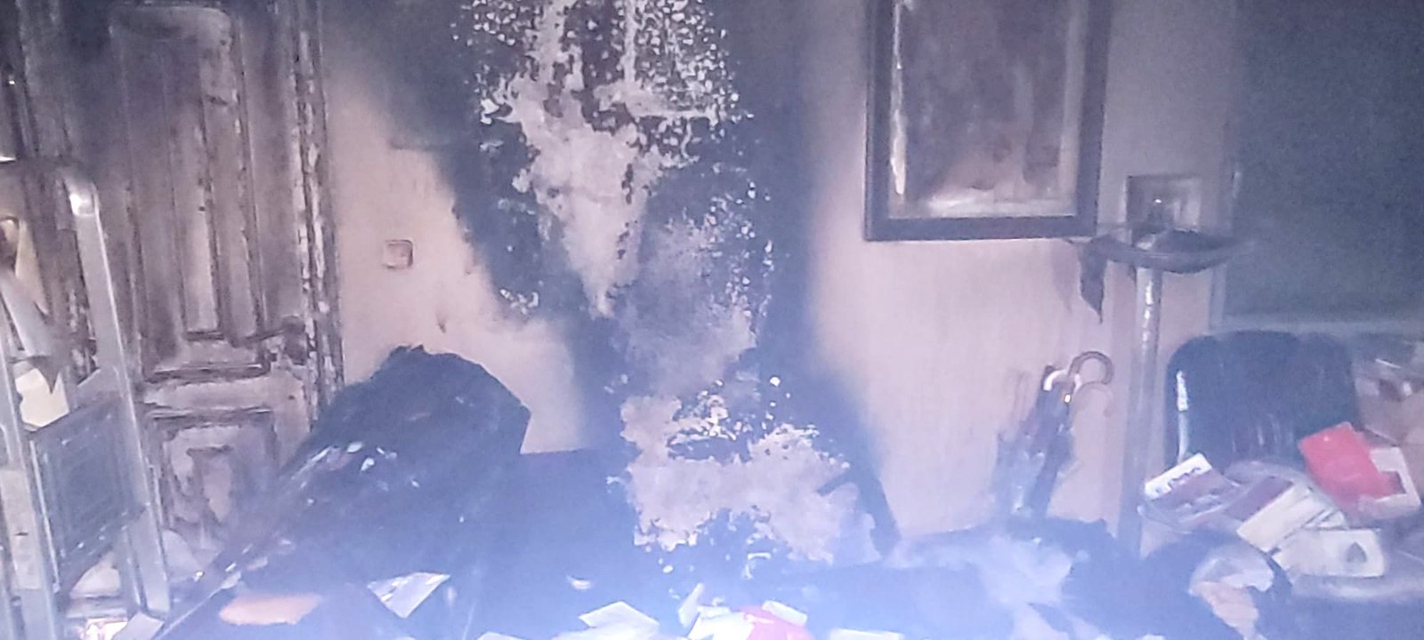 FOGO em 13º andar extinto em 15 minutos pelos Bombeiros de Parede. Moradora sofreu intoxicação
