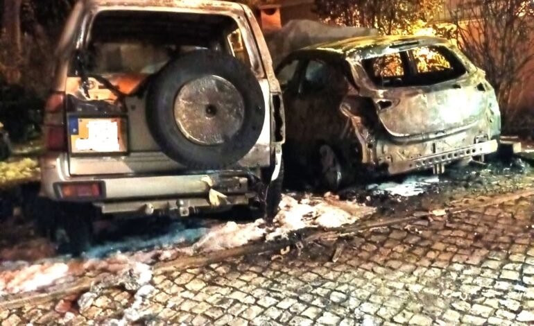 PJ averigua origem de fogo que destruiu dois veículos em Tires