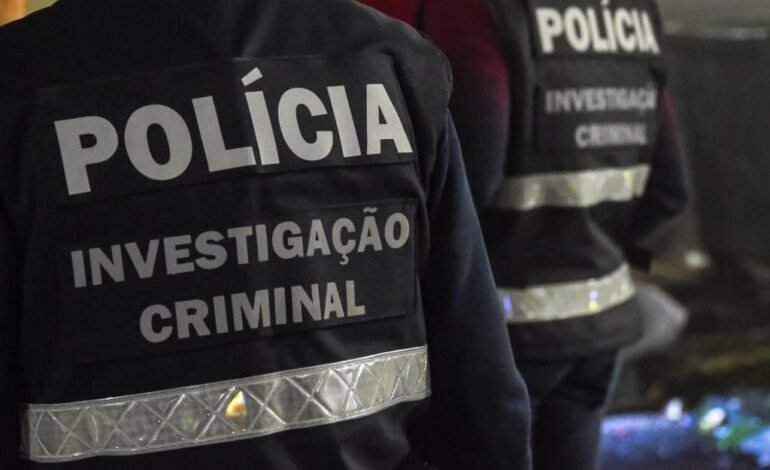 CASAL que trabalhou no centro comunitário de Parede detido por assaltos a idosos