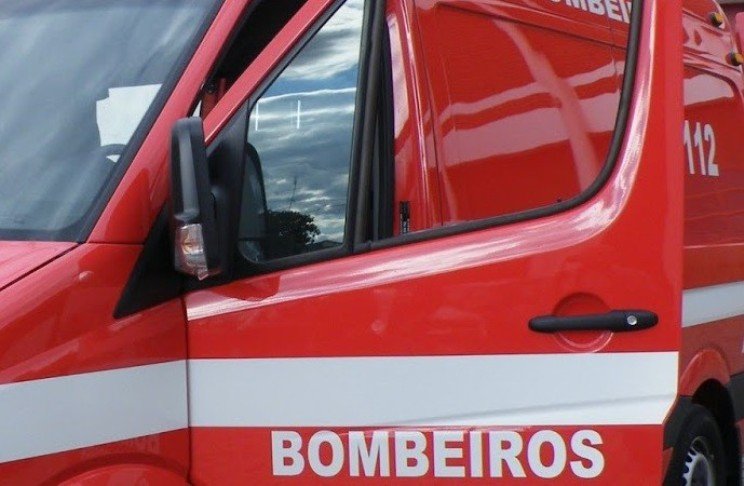 MULHER ferida em despiste com capotamento