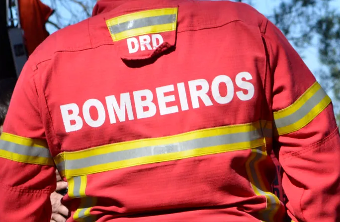 INCÊNDIO em mato perto do Pisão debelado em 5 minutos por 42 bombeiros