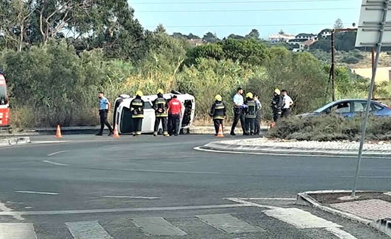 CARRO ficou tombado em despiste aparatoso