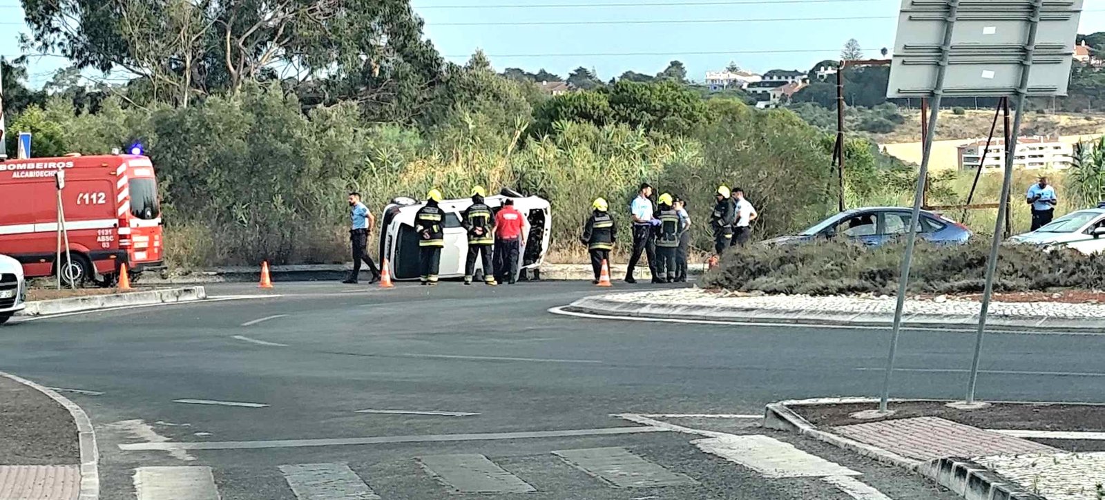 CARRO ficou tombado em despiste aparatoso