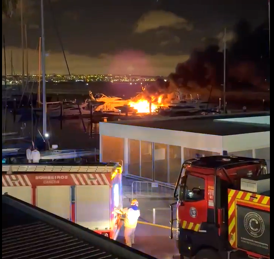 BARCO em chamas na Marina de Cascais| c/ Vídeo