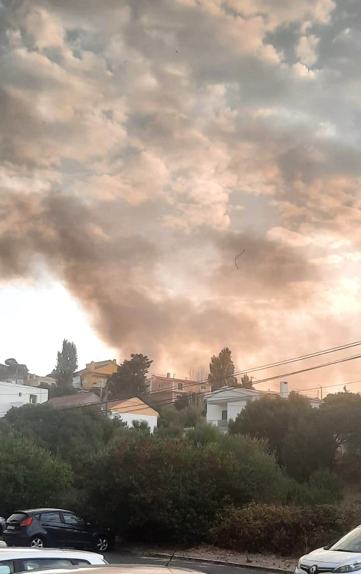 FOGO em mato no cabeço de Manique mobilizou 46 bombeiros e 14 veículos de combate