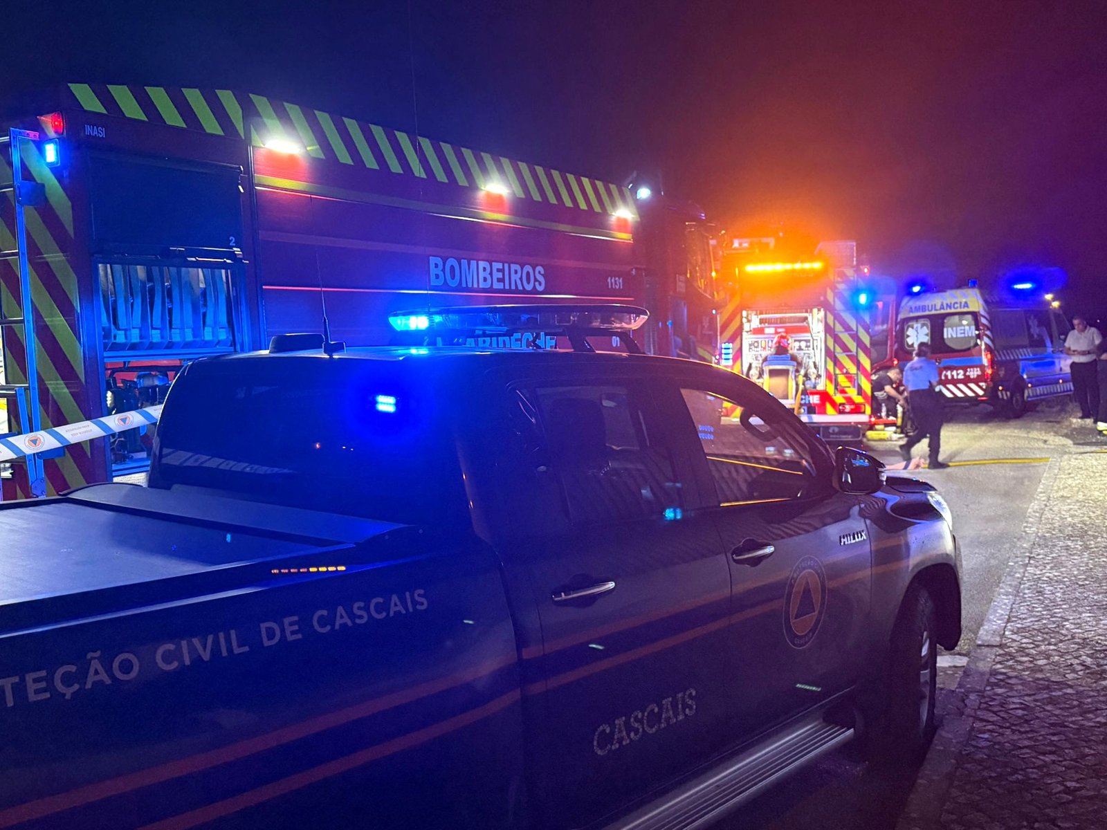 FOGO destrói garagem que servia de arrumos
