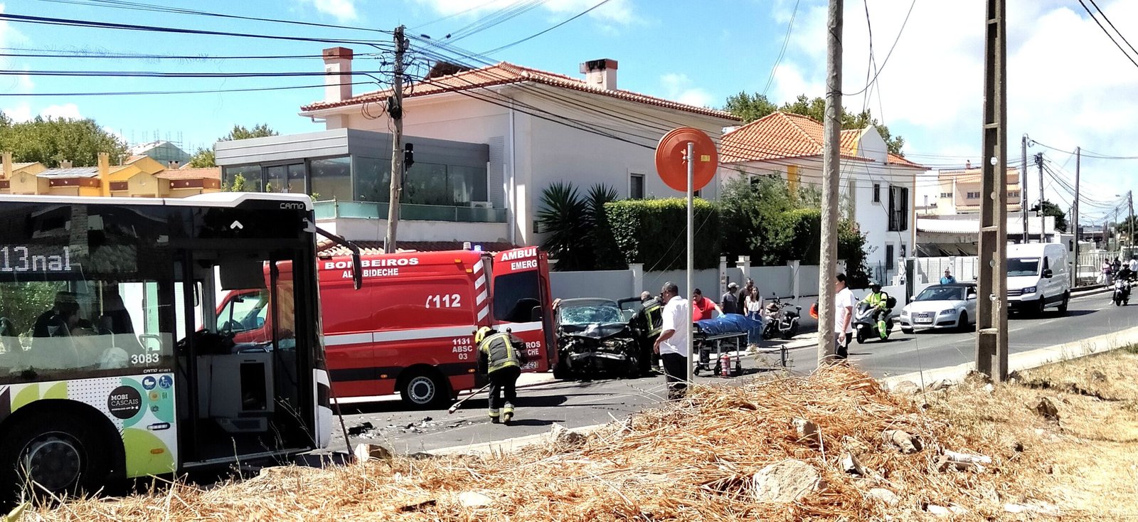 COLISÃO entre ligeiro e autocarro fez 4 feridos em Manique de Baixo