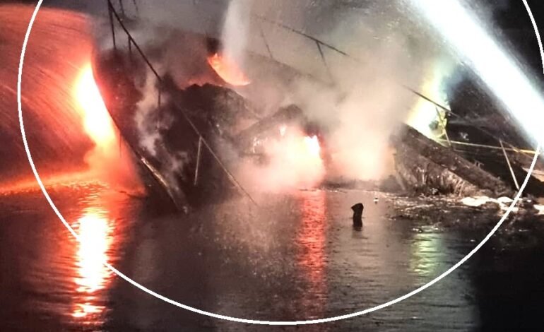 MINISTÉRIO Público aguarda retirada de barco que ardeu e afundou na Marina para delegar investigação a causas