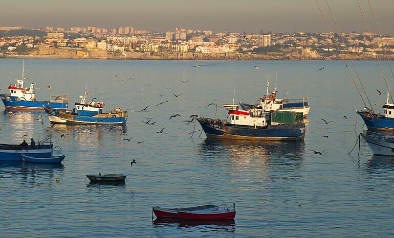 EMBARCAÇÃO de pesca afundou na baía