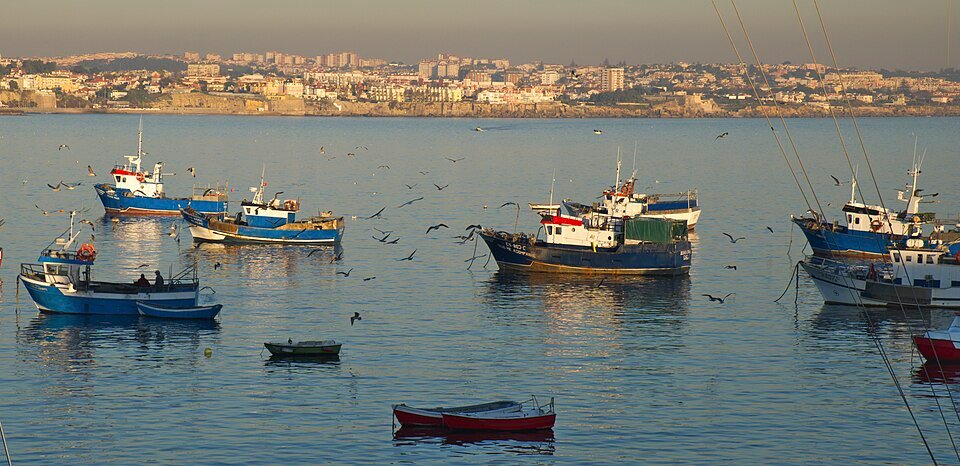 EMBARCAÇÃO de pesca afundou na baía
